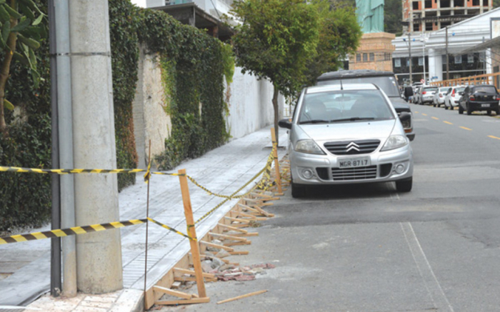 Na Fazenda, obras e carros ocupam calçadas