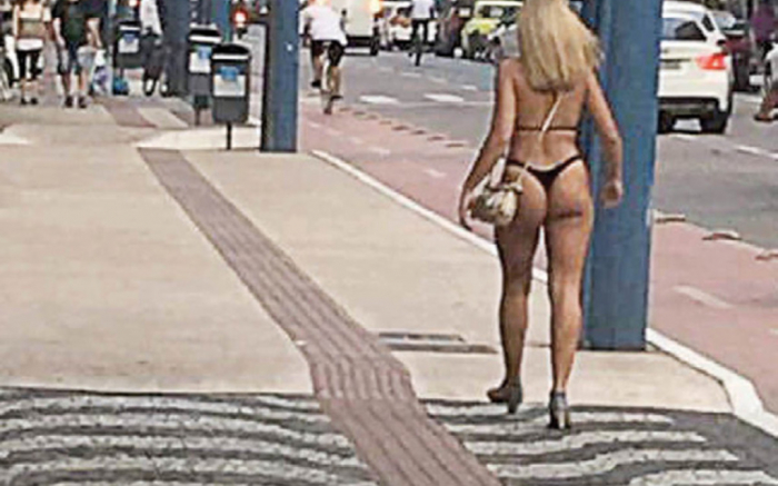 Plantou bananeira e arrebitou
o bumbum para a plateia, mas
ninguém sabe quem é a bonitona