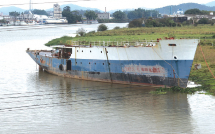 Carcaça de navio é largada no Itajaí-açu | DIARINHO