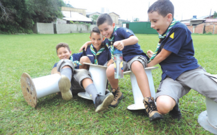 Os lobinhos, de 6 a 10 anos, aprendem brincando a ser independentes