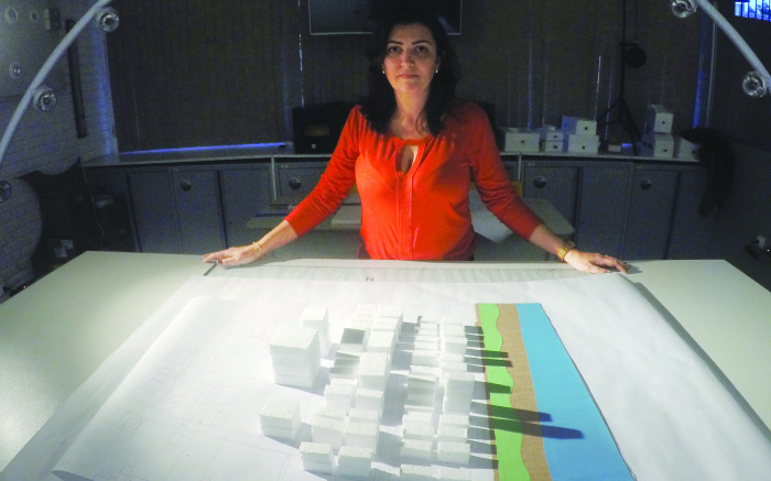 Camila Carvalho, com uma maquete no Simulador da Trajetória Solar.