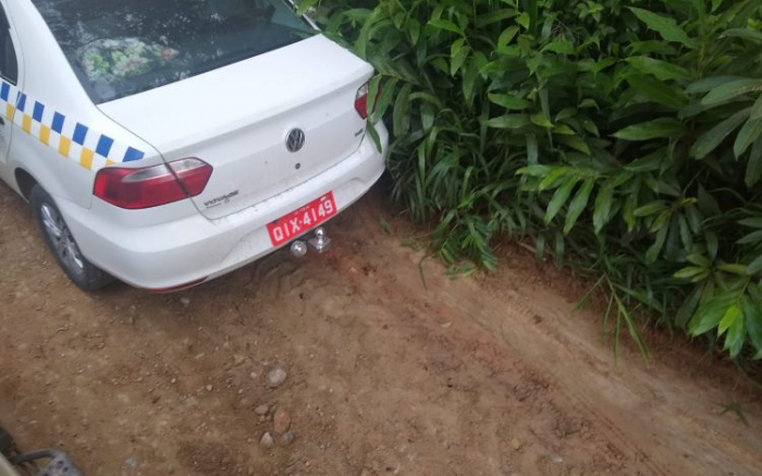 Carro foi encontrado com marcas de sangue. (Foto do leitor)