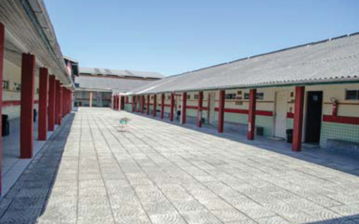 Vigas de madeira infestadas de cupim põem comunidade escolar em risco