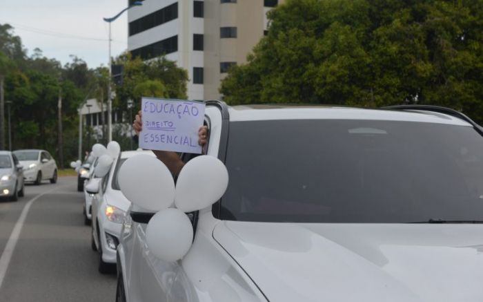 Carros buzinando, balões e cartazes pela praça da Beira Rio
