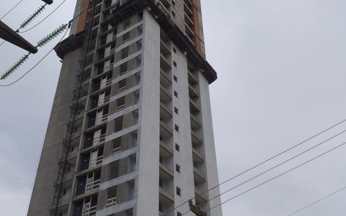 Obra sem rede de proteção. 