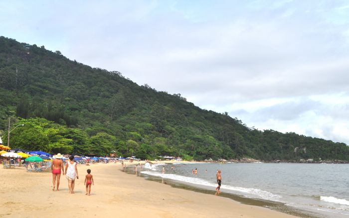 Praia atrai a cada ano mais visitantes por conta da sua beleza e o mar tranquilo {Foto: Joana Gall}
