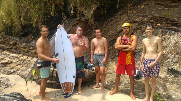 Garotos caíram em um canal com correnteza e por pouco não morreram afogados (Foto: Leitor)