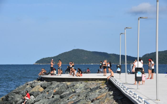 Festas no centro e nas praias agrestes de BC; molhe do Pontal Norte estava movimentado   (Foto: João Batista)