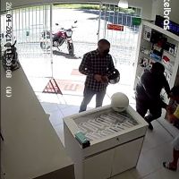 Presa dupla que roubou loja de celular em Penha