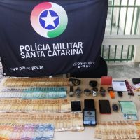 Assaltantes de loja de celular de Penha são presos