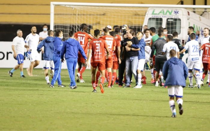 Técnico do Próspera e zagueiro do Avaí brigaram no fim do jogo. Foto: Guilherme Hahn/iShoot