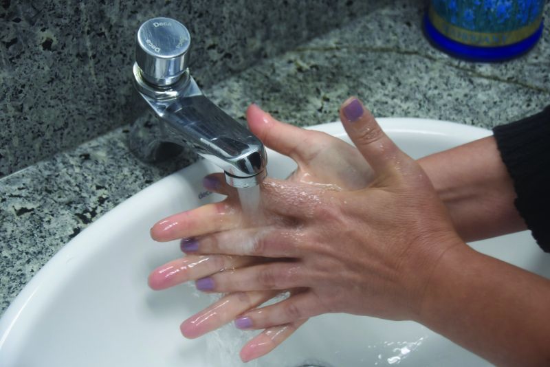 • Lave as mãos com frequência.  Use sabão e água ou álcool gel 