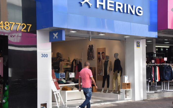 Em Itajaí, companhia catarinense tem lojas próprias no shopping e no calcadão da Hercílio Luz (Foto: João Batista)