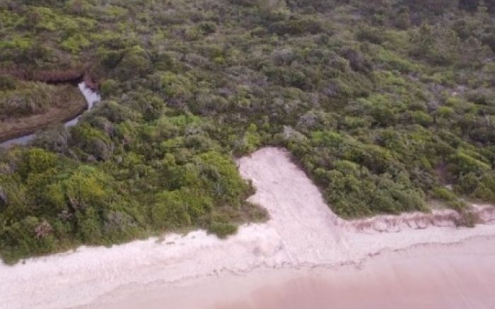 Prefeito disse em rede social que aterro tinha licença; Famab desmentiu a afirmação
 (Foto: surf club 4 ilhas)