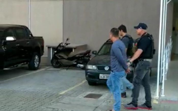 Maninho Linhares foi preso num prédio da Meia Praia
(foto: leitor)