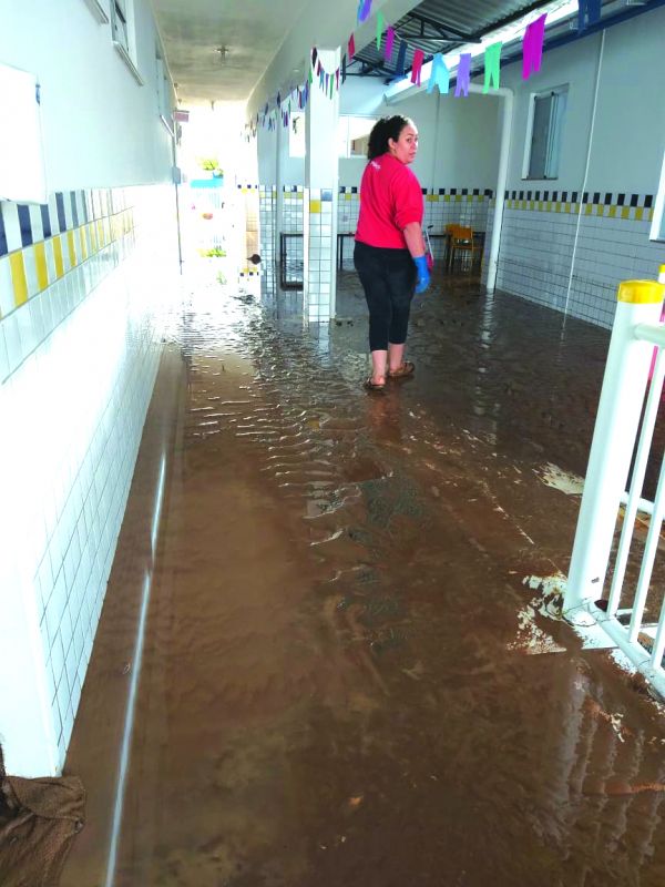 Água invadiu escola do Brilhante em Itajaí  (foto: Leitor)