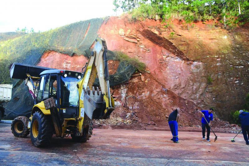 Avenida precisa de recuperação de encosta