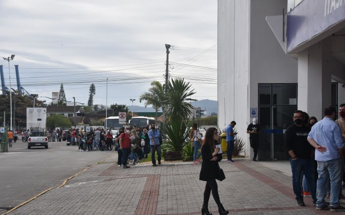 Prefeitura distribuiu 200 senhas pra atender quem estava na fila
 (Foto: da redação)