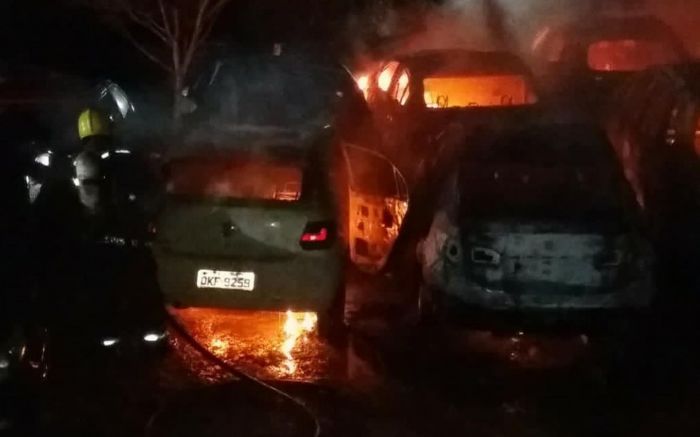 Bombeiros levaram quatro horas pra controlar o fogo
(foto: divulgação)