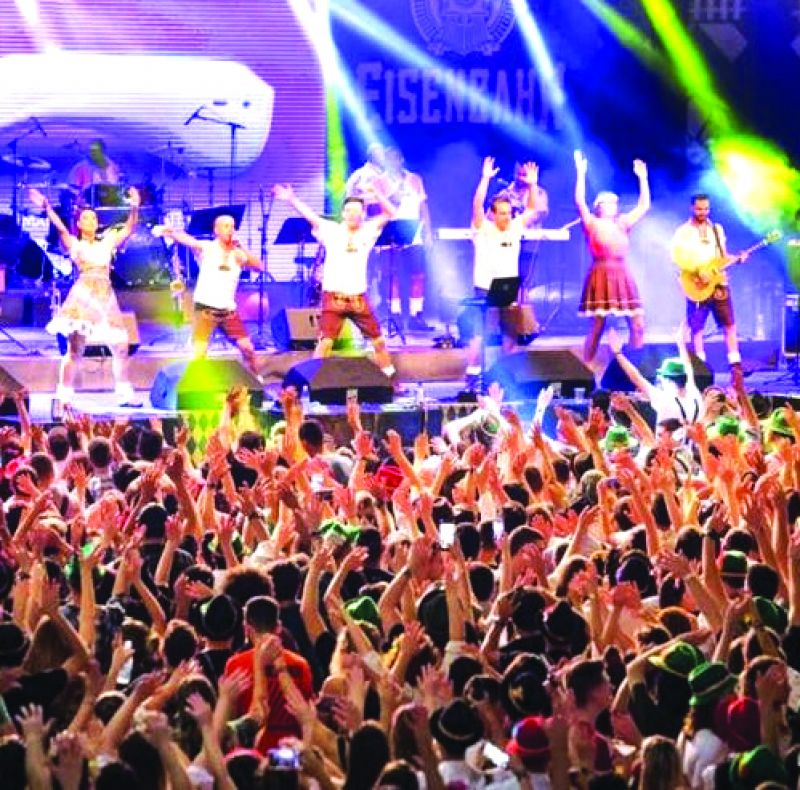 Oktoberfest, em Blumenau, e Fenarreco, em Brusque, ainda sem definição
