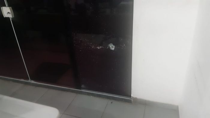 Um dos tiros acertou em cheio a porta. Foto: leitor