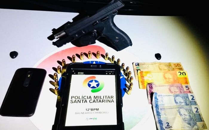 Na fuga os criminosos abandonaram uma pistola calibre 380 e 18 munições intactas do mesmo calibre Foto: PMSC/ Divulgação.