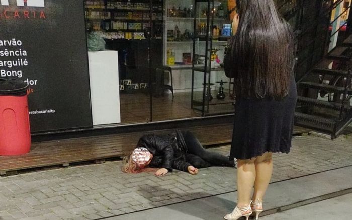 Vítima caiu no chão do posto de combustível (Foto: Divulgação)