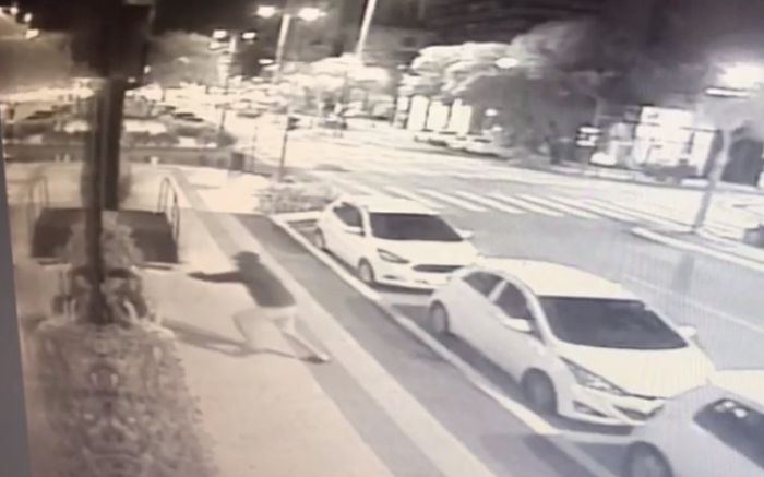 Vítimas estavam sentadas no canteiro da Terceira avenida quando foram baleadas
(Foto: Reprodução)