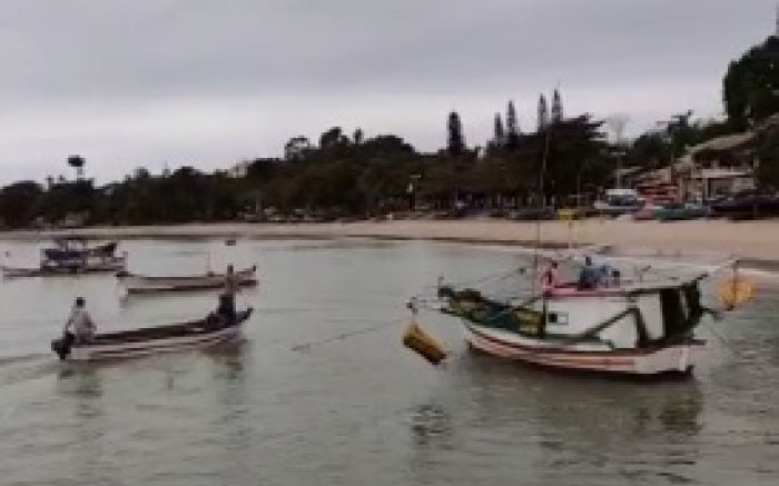Pescadores rebocaram embarcação até a praia (Foto: Ilustrativa)