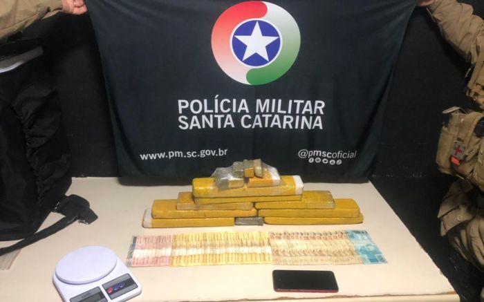 Moto usada para a entrega de drogas também foi apreendida
(foto: divulgação)