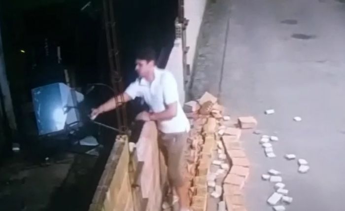 Cara perseguiu vítima, atirou e depois fugiu no carro (Foto: Reprodução)