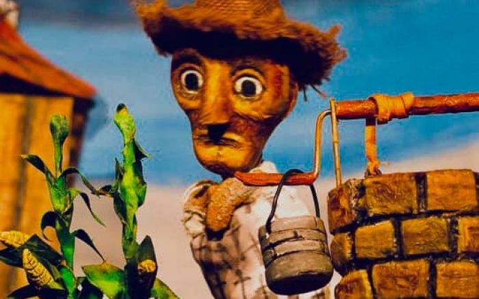 A peça traz a técnica tradicional de bonecos de luva, apresentando personagens abalados pela seca, obrigados a migrar em busca de água. (Foto: Divulgação)