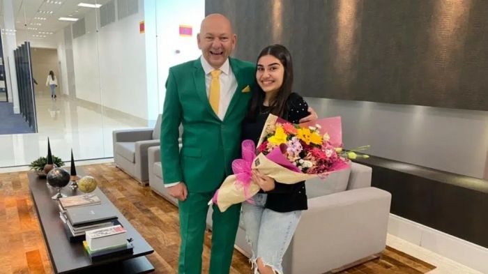 Garota de Itajaí fez ensaio de 15 anos na frente da Havan e teve encontro-surpresa com empresário
(foto: divulgação)