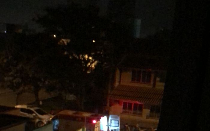 Cara ainda subiu no telhado 
(Foto: leitor)