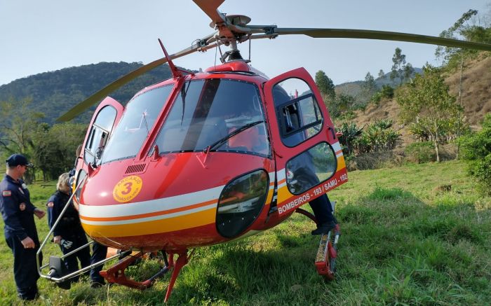 Helicóptero dos bombeiros ajudou no resgate
Foto: Divulgação/ Corpo de Bombeiros