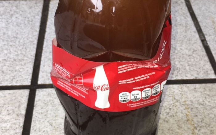 Morador relata que volta e meia água sai preta das torneiras
(Foto: leitor)