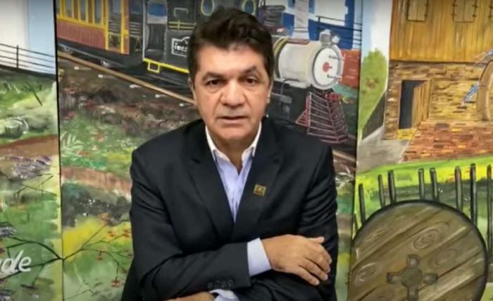 Prefeito gravou vídeo nas redes sociais falando sobre o caso e sobre a demissão do professor Foto: Reprodução