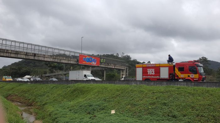 Bombeiros e Arteris atendem a ocorrência