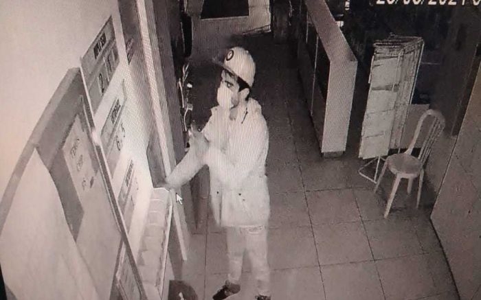 Bandido arrombou janela pra levar dinheiro e mercadorias
(Foto: Reprodução)
