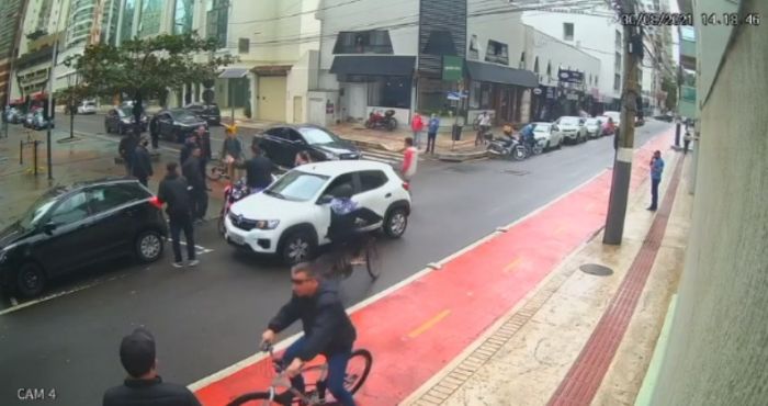 Vídeo mostra motoboy agredindo carona de Kwid, depois de discussão no trânsito  
(foto: reprodução)