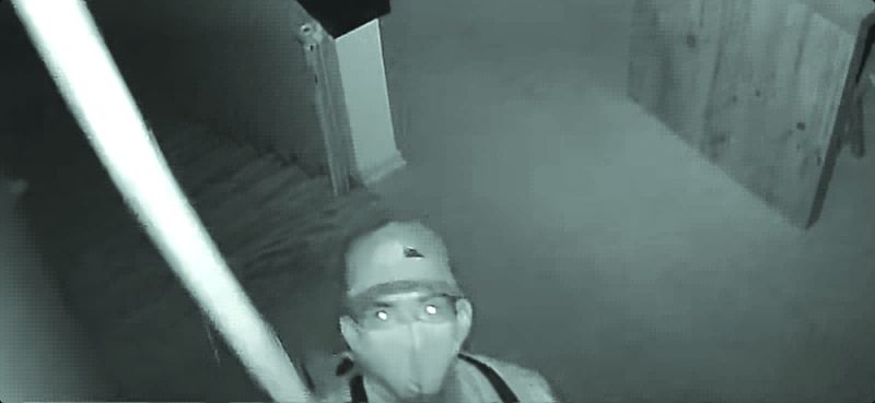 Invasor usou vara de bambu pra danificar a câmera 