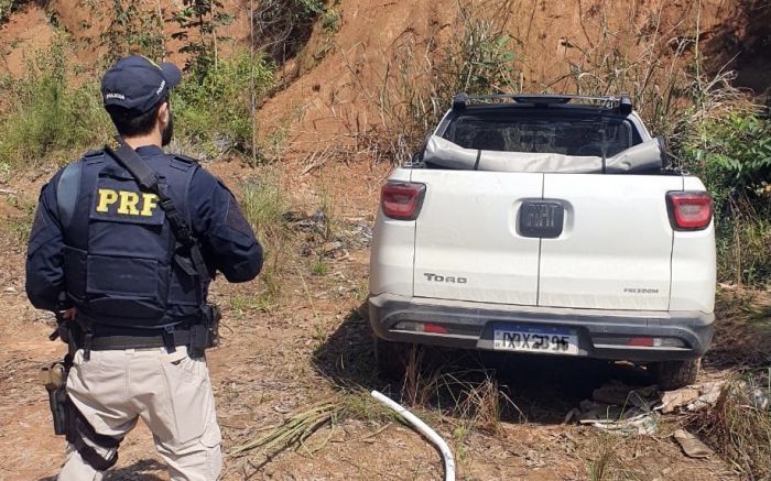 O carro foi encontrado às margens da rodovia, trancado e sem a chave Foto: Divulgação