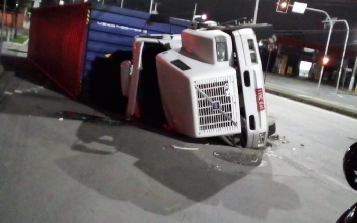 Carreta transportava madeira; cabine já foi retirada do local Foto: Divulgação
