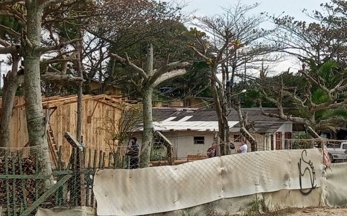 Dono da construção foi levado pra delegacia
(Foto: Franciele Marcon)