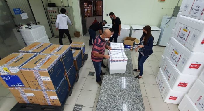Doses estão sendo distribuídas pras centrais de saúde (Foto: Secom)