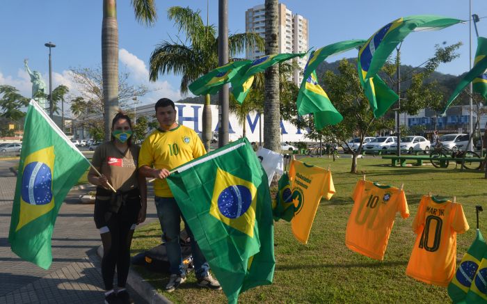 Produtos estão em exibição num varal
 (Foto: Franciele Marcon)