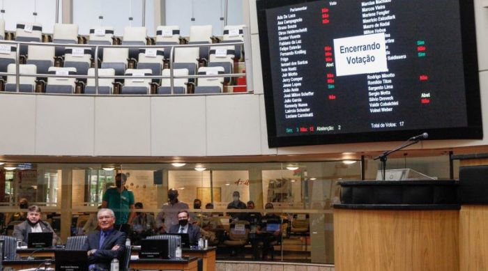 Os deputados e deputadas de Santa Catarina vão na contramão dos avanços contra a crueldade com os animais Foto: Reprodução/ Alesc