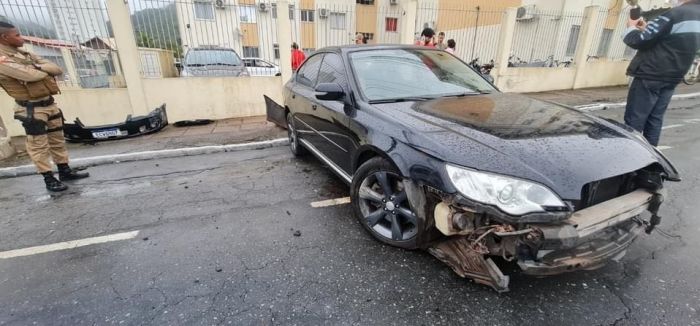 Carro destruiu muro e acertou veículo estacionado em condomínio (Foto: Divulgação)