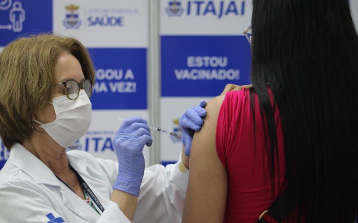 Vacinação ocorre no centreventos e nos 30 postos de saúde da cidade (Foto: Divulgação)