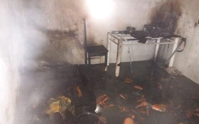 Porta da frente da casa estava bloqueada com um armário Foto: Divulgação/ Corpo de Bombeiros